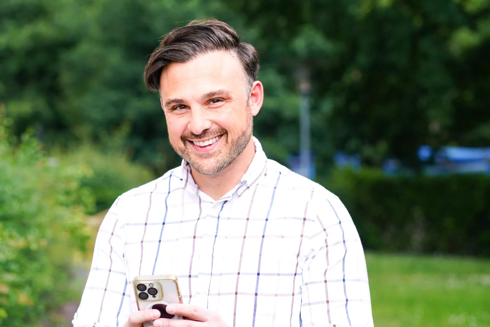 Mika, Gründer von Rockmylisting